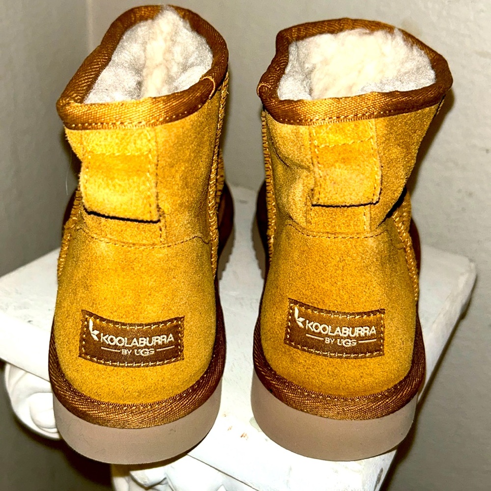 New Koolaburra by Ugg Women’s Wheat Color Ankle Length Suede Boot in a Size 8